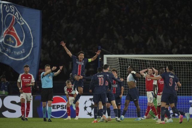 Los jugadores de PSG celebran la clasificación a la final de la Champions.