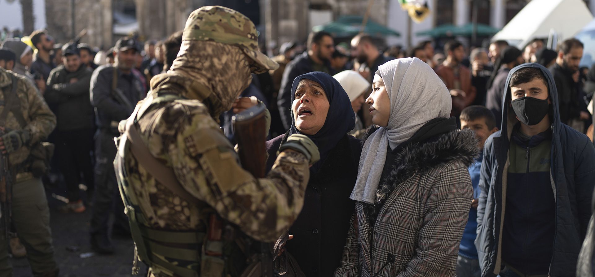 Dos mujeres hablan con un agente de seguridad en el exterior de la mezquita de los Omeyas mientras esperan novedades sobre la estampida que se produjo durante las oraciones del viernes en Damasco el 10 de enero de 2025. Según un comunicado de la Defensa Civil Siria, también conocida como los Cascos Blancos, tres mujeres murieron y cinco niños resultaron heridos. (Foto AP/Mosa'ab Elshamy) Dos mujeres hablan con un agente de seguridad en el exterior de la mezquita de los Omeyas mientras esperan novedades sobre la estampida que se produjo durante las oraciones del viernes en Damasco el 10 de enero de 2025. Según un comunicado de la Defensa Civil Siria, también conocida como los Cascos Blancos, tres mujeres murieron y cinco niños resultaron heridos. (Foto AP/Mosa'ab Elshamy)