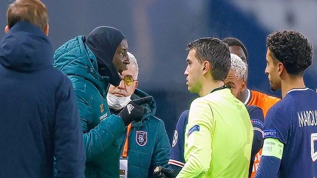 Istanbul y PSG se fueron acusando al 4º árbitro de racismo