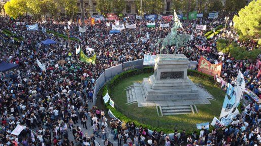 Masiva manifestación en Rosario en contra del ajuste del gobierno a la educación: todas las fotos