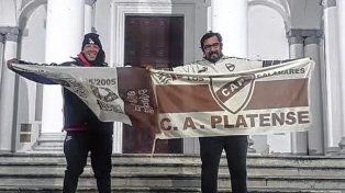 Dos hinchas de Platense y un festejó único en Paraná.