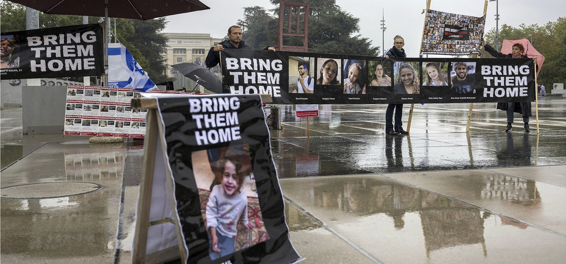 Manifestantes sostienen pancartas con fotografías de rehenes durante una reunión junto a la sede europea de las Naciones Unidas en Ginebra, Suiza, el jueves 19 de octubre de 2023. (Martial Trezzini/Keystone vía AP) Manifestantes sostienen pancartas con fotografías de rehenes durante una reunión junto a la sede europea de las Naciones Unidas en Ginebra, Suiza, el jueves 19 de octubre de 2023. (Martial Trezzini/Keystone vía AP)