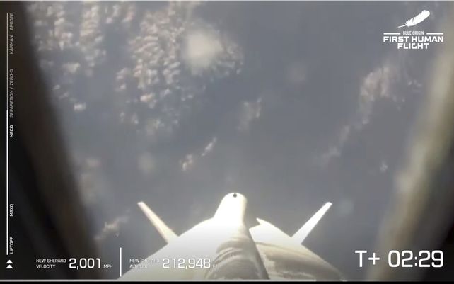 El cohete New Shepard de Blue Origin despega el martes 20 de julio de 2021. El cohete transporta a los pasajeros Jeff Bezos