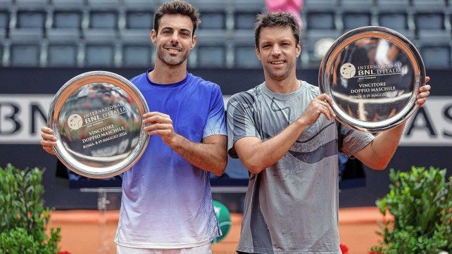 Horacio Zeballos junto al español Marcel Granollers y el trofeo obtenido en Roma.