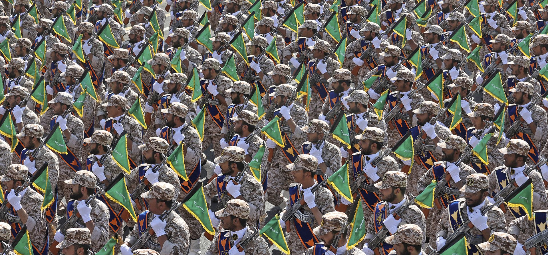 Las tropas paramilitares de la Guardia Revolucionaria de Irán marchan durante un desfile militar que conmemora el aniversario del inicio de la guerra entre Irak e Irán de 1980-88, frente al santuario del difunto fundador revolucionario, el ayatolá Jomeini, en las afueras de Teherán, Irán, el jueves 22 de septiembre, 2022.