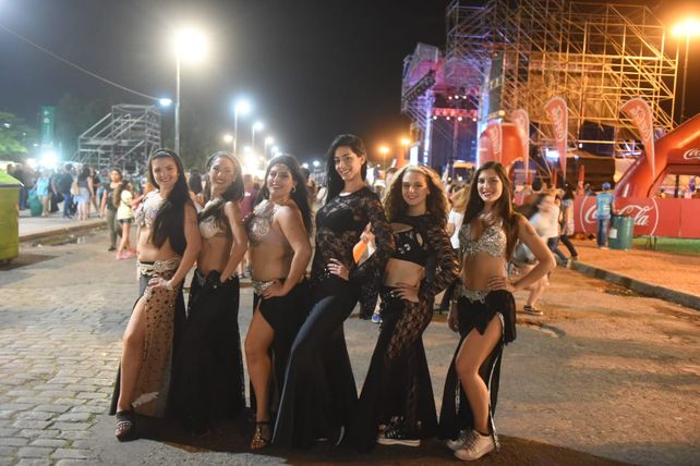 Colectividades levantó el telón con una fiesta de colores y sabores típicos