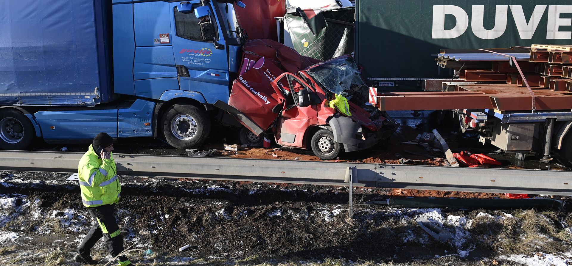 Seis personas resultaron heridas en un choque de 36 vehículos en una autopista D5 cerca de Zebrak en la región de Beroun, República Checa, el jueves 20 de enero de 2022. La policía investiga la causa del accidente, que podría haber sido causado por el mal tiempo y la poca visibilidad.