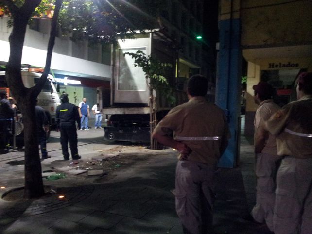 Los empleados municipales subieron el kiosco a un camión y se lo llevaron.
