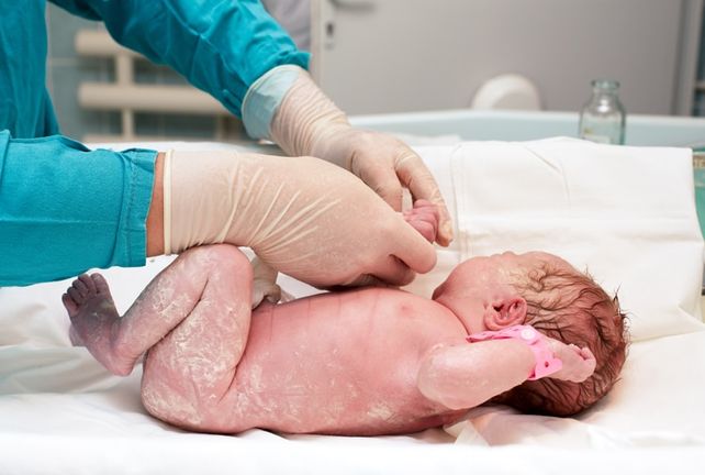 Existen procedimientos necesarios que se aplican al nacer para proteger al bebé&nbsp;