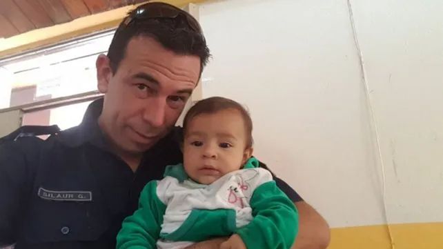 Paraná: Un policía le colocó un barbijo a una persona sorda en situación de calle