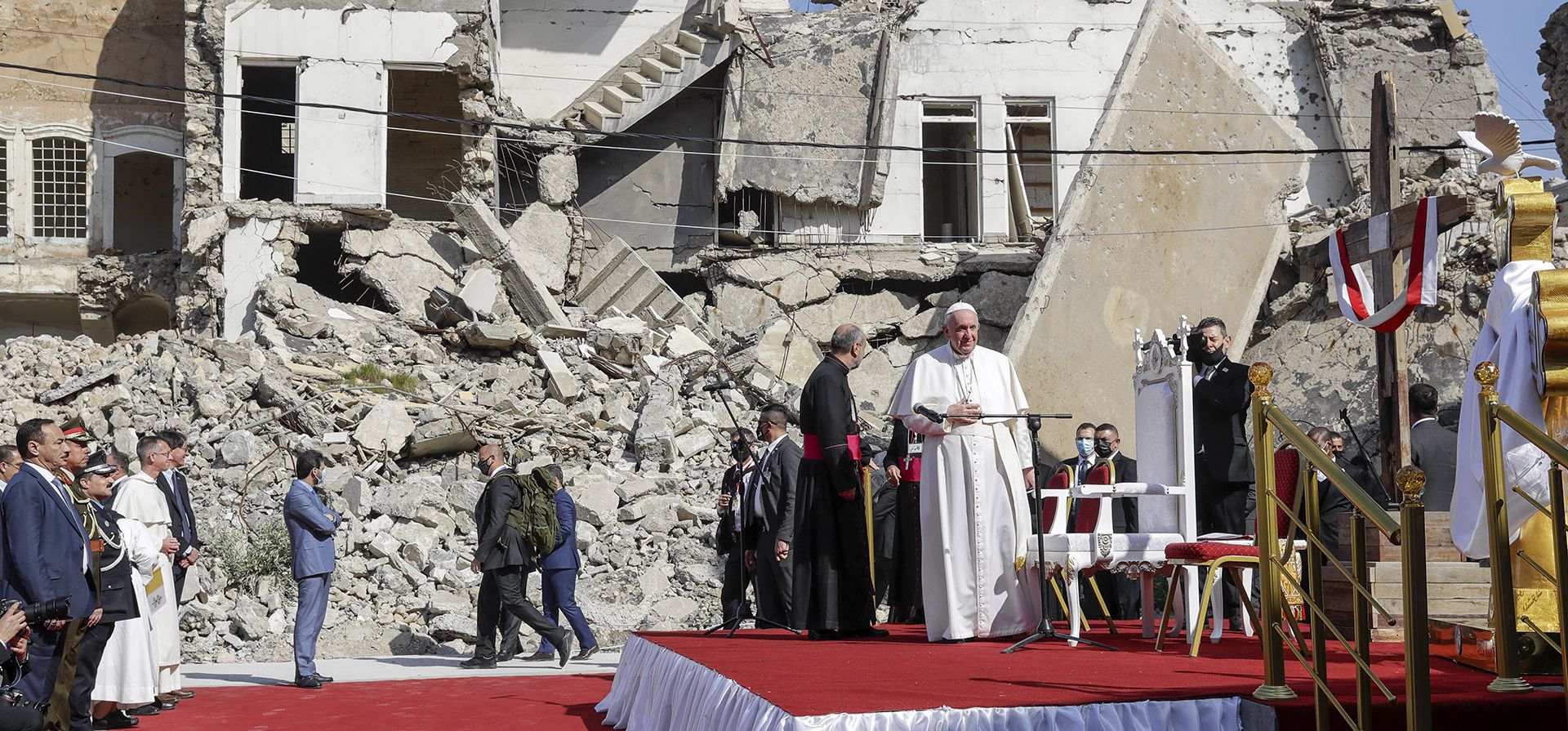 El papa Francisco, rodeado de restos de iglesias destruidas, llega a orar por las víctimas de la guerra en la plaza de la iglesia Hosh al-Bieaa, en Mosul, Irak, otrora capital de facto del EI, el domingo 7 de marzo de 2021. (Foto AP/Andrew Medichini, archivo) El papa Francisco, rodeado de restos de iglesias destruidas, llega a orar por las víctimas de la guerra en la plaza de la iglesia Hosh al-Bieaa, en Mosul, Irak, otrora capital de facto del EI, el domingo 7 de marzo de 2021. (Foto AP/Andrew Medichini, archivo)