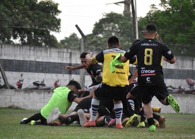 Nacional venció en los penales a Nuevo Horizonte y logró el ansiado ascenso