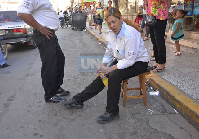 Operativo. El Renault Symbol fue trasladado al depósito municipal; Mariela Aloy fue socorrida por sus compañeros de trabajo. (Foto UNO/Mateo Oviedo)