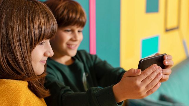 Un proyecto ingresado al Senado propone regular el uso de celulares en las aulas para nivel inicial y primario y restringir su uso en las secundaria