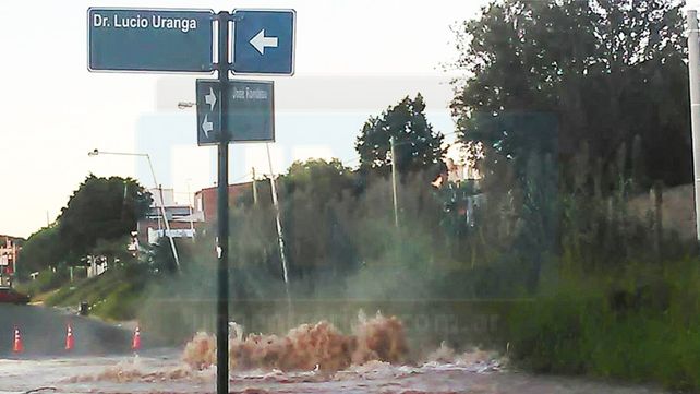 El pozo que se tragó una camioneta volvió a ser un peligro por importante pérdida de agua