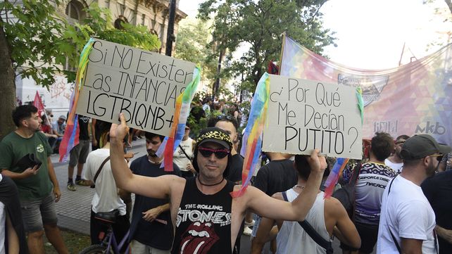 Marcha antifascista: cierre multitudinario con el Monumento a la Bandera de fondo