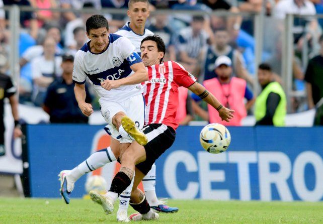 Gimnasia y Estudiantes jugaron sin arcos en un caliente clásico platense