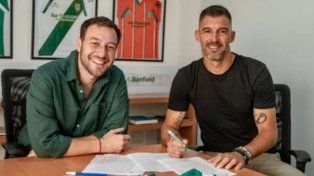 El presidente de Banfield, Matías Mariotto, junto a Mariano Andújar.