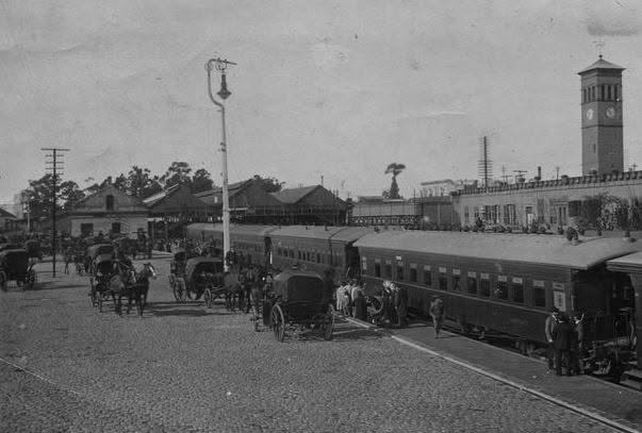 Los andenes de la estación Rosario Central a principios del siglo XX. Al fondo, la Torre del Reloj donde actualmente funciona el Distrito Centro. Entre los andenes y el edificio se encuentra el túnel. 