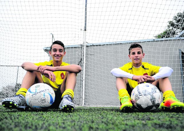Rostros de felicidad. Tiago Geralnik y Gino Infantino todavía no pueden creer la experiencia que vivieron en el predio de la selección entrenando con el Sub 15.