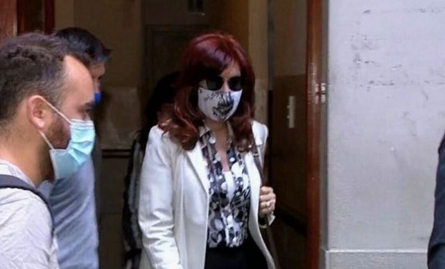 La ex presidenta llega al Sanatorio Otamendi para ser intervenida quirúrgicamente.&nbsp;