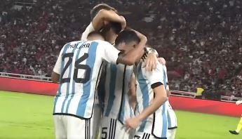 Paredes recibe el saludo de sus compañeros tras el golazo