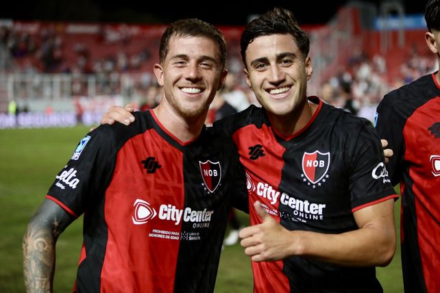 Marcelo Esponda junto al Colo Ramírez en la victoria de Newell's ante Unión en el Apertura.