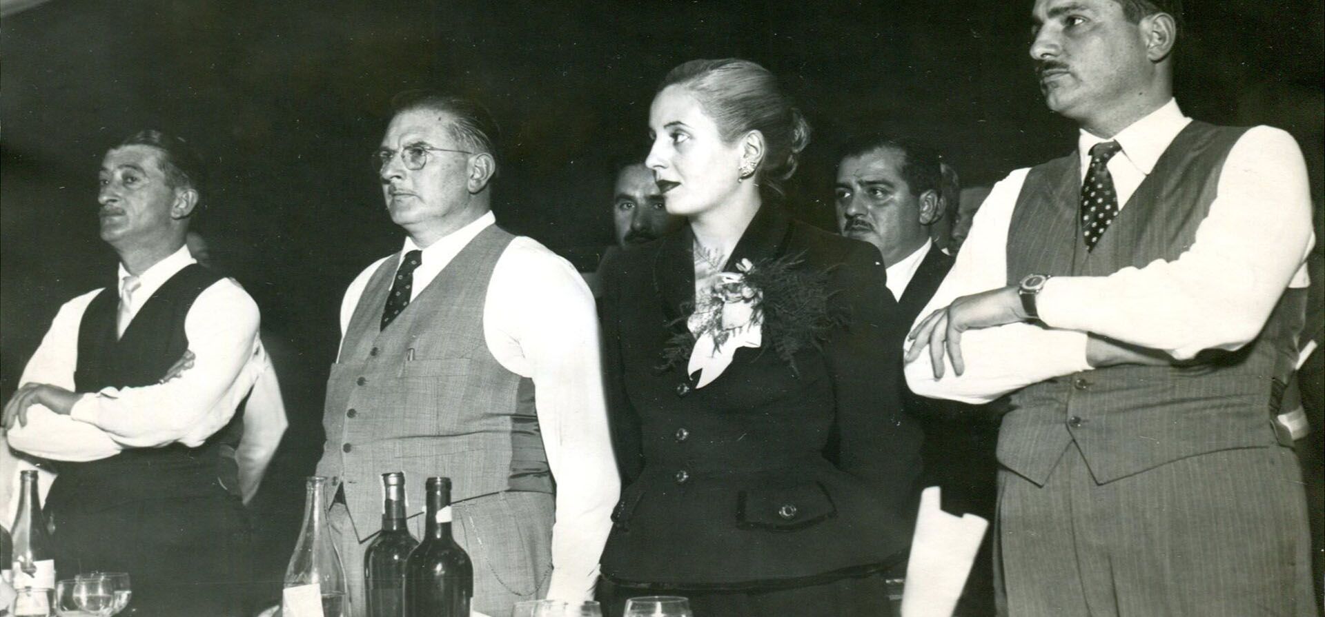 Eva en un banquete de la Sociedad Rural junto a líderes sindicales, funcionarios y autoridades rosarinas, 1948.