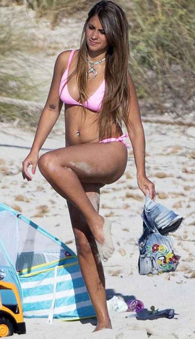 Antonella Roccuzzo se lleva todas las miradas con sus curvas en las playas de Ibiza
