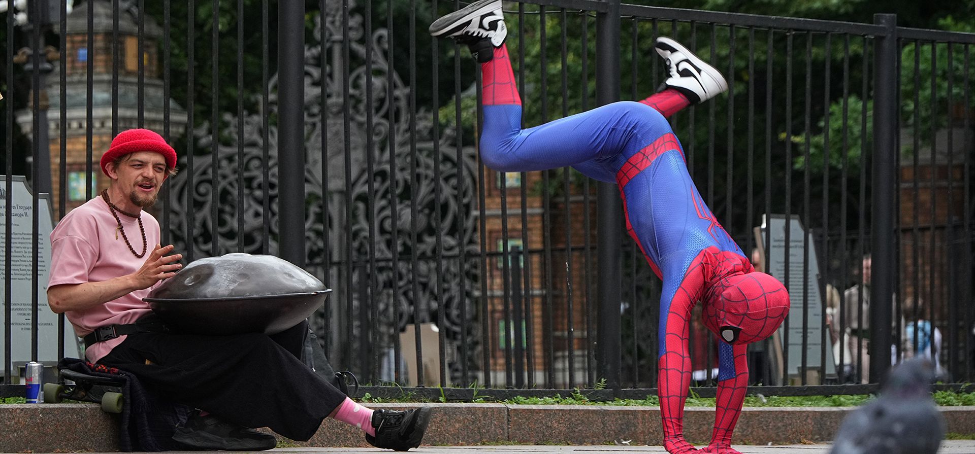 Un hombre disfrazado de Spider-Man y un músico callejero actúan en el centro de San Petersburgo, Rusia, el martes 4 de agosto de 2026. (Foto AP/Dmitri Lovetsky) Un hombre disfrazado de Spider-Man y un músico callejero actúan en el centro de San Petersburgo, Rusia, el martes 4 de agosto de 2026. (Foto AP/Dmitri Lovetsky)