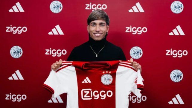 Maher Carrizo posa con la camiseta de su nuevo club.
