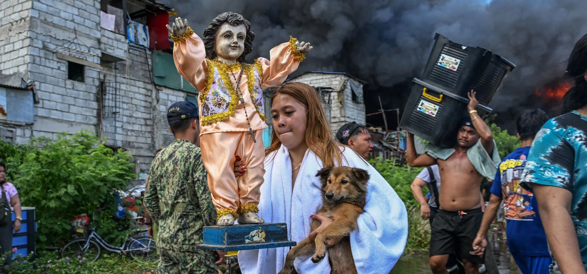 Residentes cargan sus pertenencias durante un incendio en el distrito de Tondo en el que las llamas arrasaron cientos de casas en la zona de chabolas de la capital filipina, Manila. Fotografía: Jam Sta Rosa/AFP/Getty Images Residentes cargan sus pertenencias durante un incendio en el distrito de Tondo en el que las llamas arrasaron cientos de casas en la zona de chabolas de la capital filipina, Manila. Fotografía: Jam Sta Rosa/AFP/Getty Images