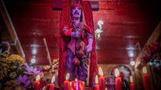 Santuario al Gauchito Gil con velas y ofrendas de color rojo que le dejan sus fieles. Santuario al Gauchito Gil con velas y ofrendas de color rojo que le dejan sus fieles.
