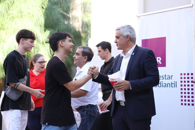 Becas: la UNR sale a buscar a los jóvenes que no llegan a estudiar una carrera