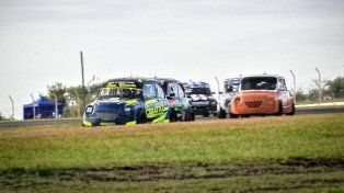 Los Fiat 600 brindaron un gran espectáculo en el autódromo paranaense, en lo que fue la segunda fecha del Car Show.