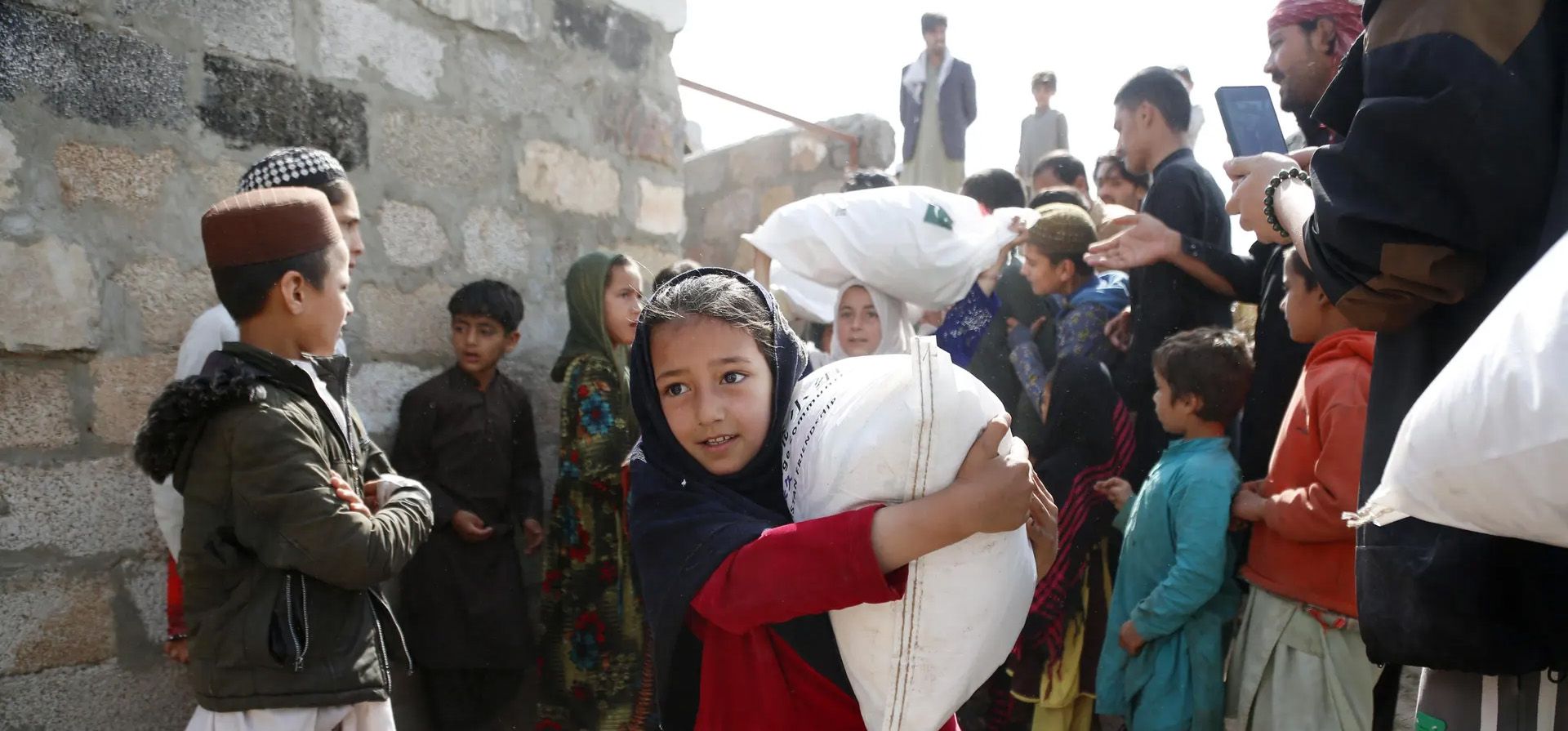 Los niños reciben regalos entregados por voluntarios chinos y paquistaníes en un barrio pobre de Islamabad. El grupo visitó dos escuelas y entregó alrededor de 200 bolsas de donación, Islamabad, Pakistán. Fotografía: Xinhua/Rex/Shutterstock
