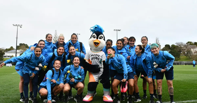 El seleccionado argentino femenino entrenó en Nueva Zelanda y luego posó con la mascota del Mundial.