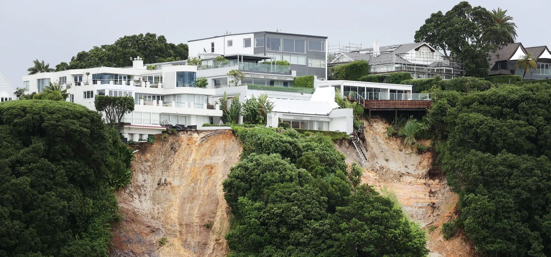 La ciudad más grande de Nueva Zelanda fue golpeada con una cantidad histórica de lluvias torrenciales el viernes, causando graves inundaciones que inundaron carreteras y propiedades en toda la ciudad. Fotografía: Fiona Goodall/Getty Images
