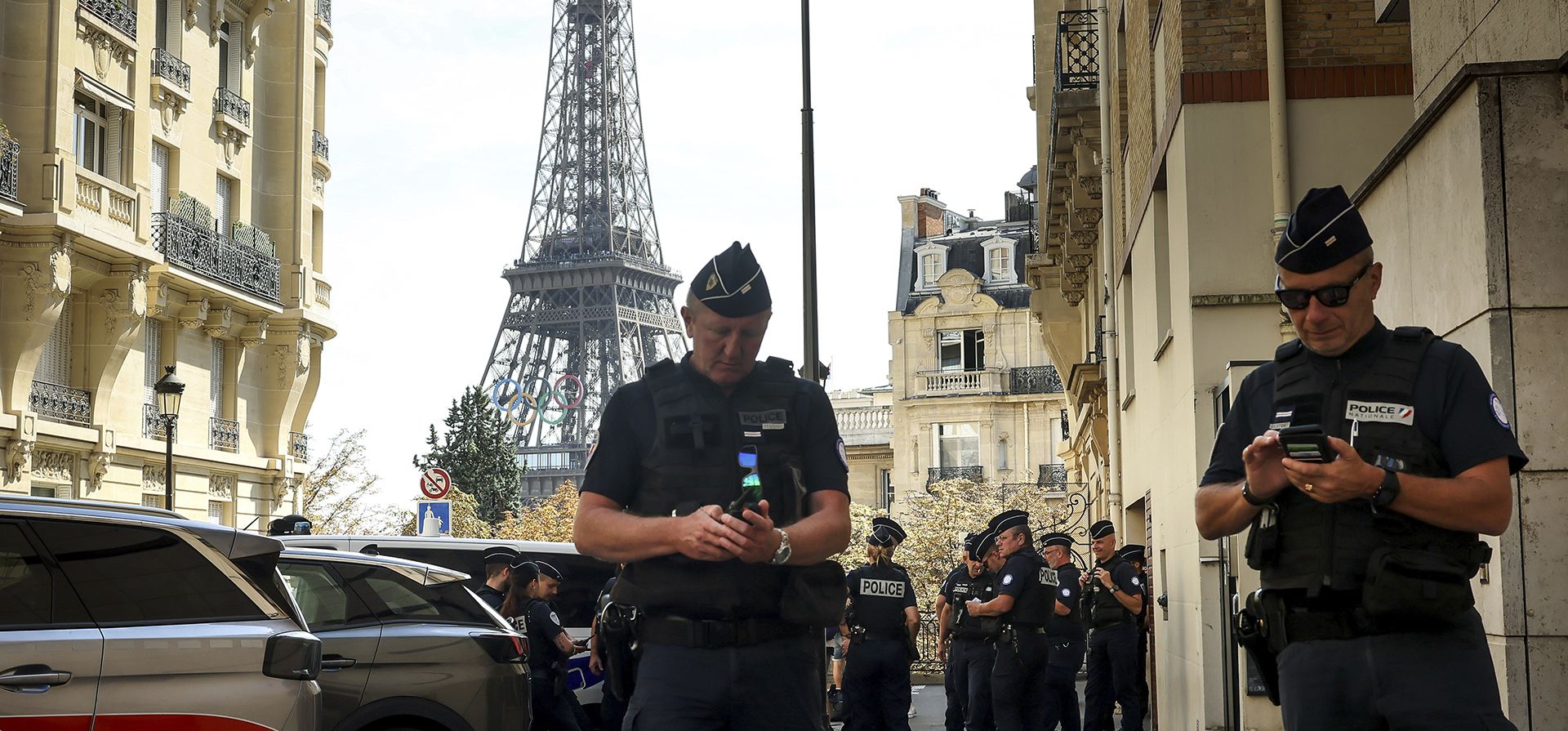 Agentes de policía se reúnen en una calle cerca de la Torre Eiffel en vísperas de la ceremonia de apertura de los Juegos Paralímpicos, el martes 27 de agosto de 2024 en París. (Foto AP/Thomas Padilla) Agentes de policía se reúnen en una calle cerca de la Torre Eiffel en vísperas de la ceremonia de apertura de los Juegos Paralímpicos, el martes 27 de agosto de 2024 en París. (Foto AP/Thomas Padilla)