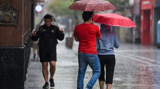 Un temporal de lluvia seguía azotando a Rosario este viernes a la mañana.&nbsp;