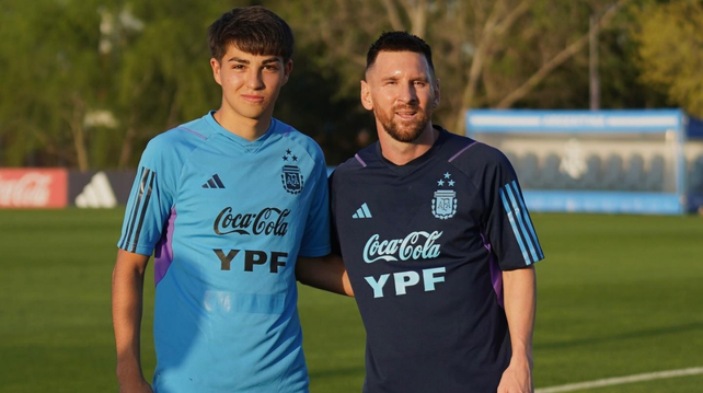Valentino Acuña se cruzó con Lionel Messi en Ezeiza en 2013 y se sacó una foto.