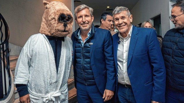 {altText(<p>El gobernador de Entre Ríos, Rogelio Frigerio, presentó #ModoCarpincho junto al secretario de Turismo entrerriano, Jorge Satto.</p>,Entre Ríos lanzó la temporada de invierno #ModoCarpincho en Buenos Aires)}