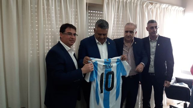 El Jefe Comunal Genzano posa junto a Tapia, Sclafani y D'Amico con la 10 de Messi.