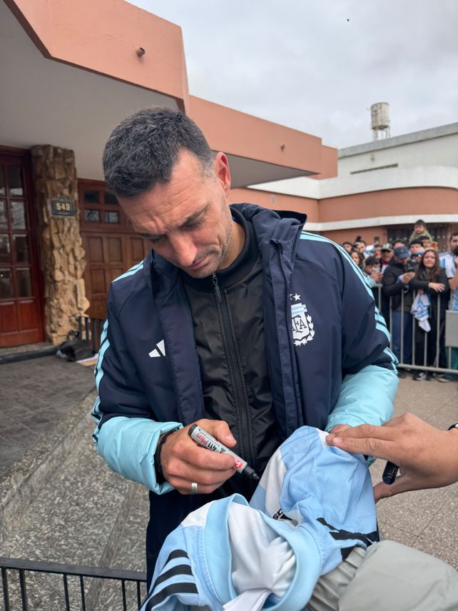 Leo ya se fue: el cartel en la casa de sus padres que confirmó la partida de Scaloni de Pujato