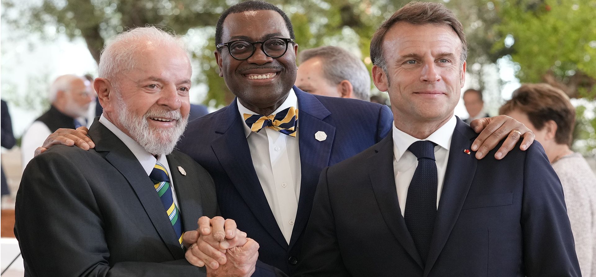El presidente francés, Emmanuel Macron, a la derecha, le da la mano al presidente brasileño, Luiz Inácio Lula da Silva, a la izquierda, junto al presidente del Banco Africano de Desarrollo, Akinwumi Adesina, durante una sesión de trabajo sobre IA, energía, África y Medio Oriente en la cumbre del G7, en Borgo Egnazia, cerca de Bari, en el sur de Italia, viernes 14 de junio de 2024. (Foto AP/Andrew Medichini) El presidente francés, Emmanuel Macron, a la derecha, le da la mano al presidente brasileño, Luiz Inácio Lula da Silva, a la izquierda, junto al presidente del Banco Africano de Desarrollo, Akinwumi Adesina, durante una sesión de trabajo sobre IA, energía, África y Medio Oriente en la cumbre del G7, en Borgo Egnazia, cerca de Bari, en el sur de Italia, viernes 14 de junio de 2024. (Foto AP/Andrew Medichini)