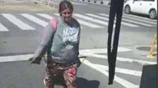 Video: una mujer simuló ser atropellada por un colectivo para cobrar el seguro
