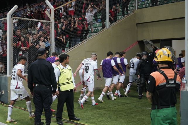Los futbolistas de Newell's dejan el campo de juego en medio de insultos. Ellos también se fueron sin hacer declaraciones.