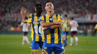 Sebastián Ferreira puso en ventaja a Central y lo celebra.