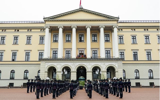 Soldados en formación fuera del Palacio Real durante la celebración del Día de la Constitución de Noruega en la plaza Slottsplassen