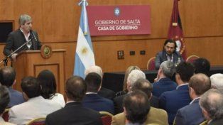 Luis Caputo volvió a negar una devaluación y aseguró que Milei no perdió popularidad a pesar del ajuste